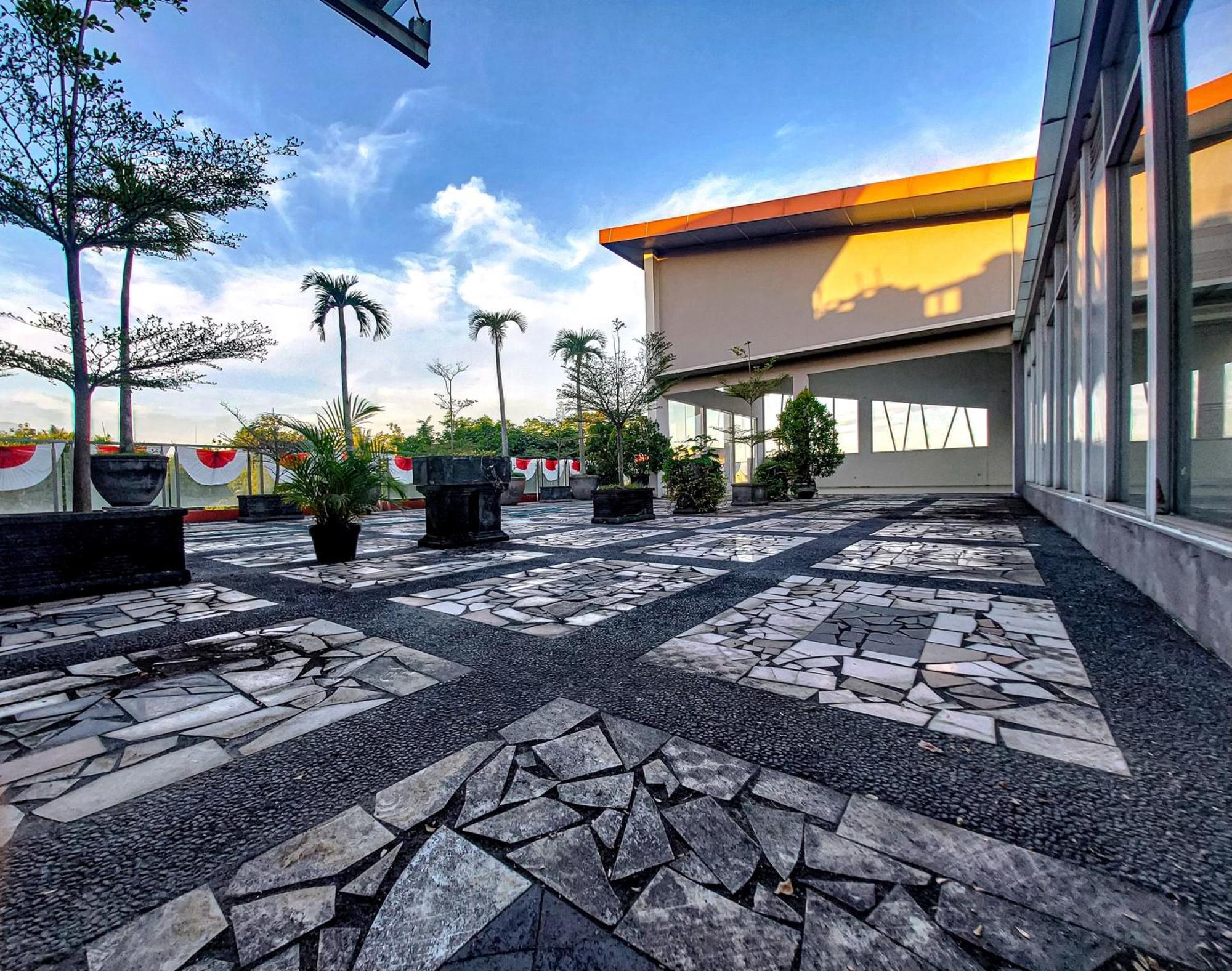 Prima Sr Hotel & Convention Yogyakarta Sleman  Exterior foto
